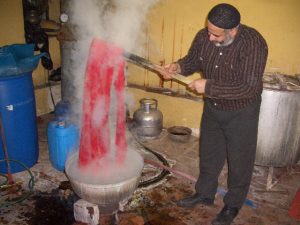 草木染をする職人