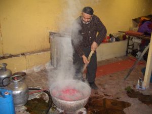 草木染をする職人