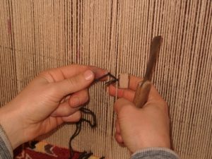 トルコ結びで織る職人