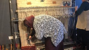 織りあがり機から外す作業