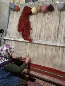 トルコ結びで織る職人